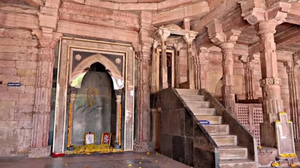 भोजशाला गर्भगृह में गुपचुप रखी गई मां वाग्देवी की प्रतिमा, ASI ने तुरंत हटाया; सुरक्षा बढ़ाई गई भोजशाला गर्भगृह में गुपचुप रखी गई मां वाग्देवी की प्रतिमा, ASI ने तुरंत हटाया; सुरक्षा बढ़ाई गई
