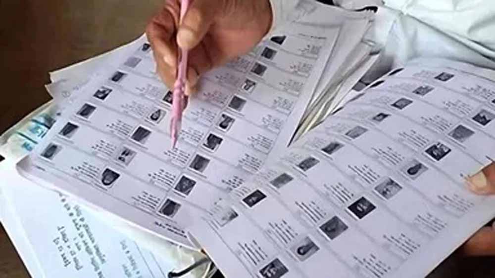 पंचायत चुनाव वोटर लिस्ट पर डीएम सख्त: त्रुटिरहित मतदाता सूची तैयार करने के निर्देश