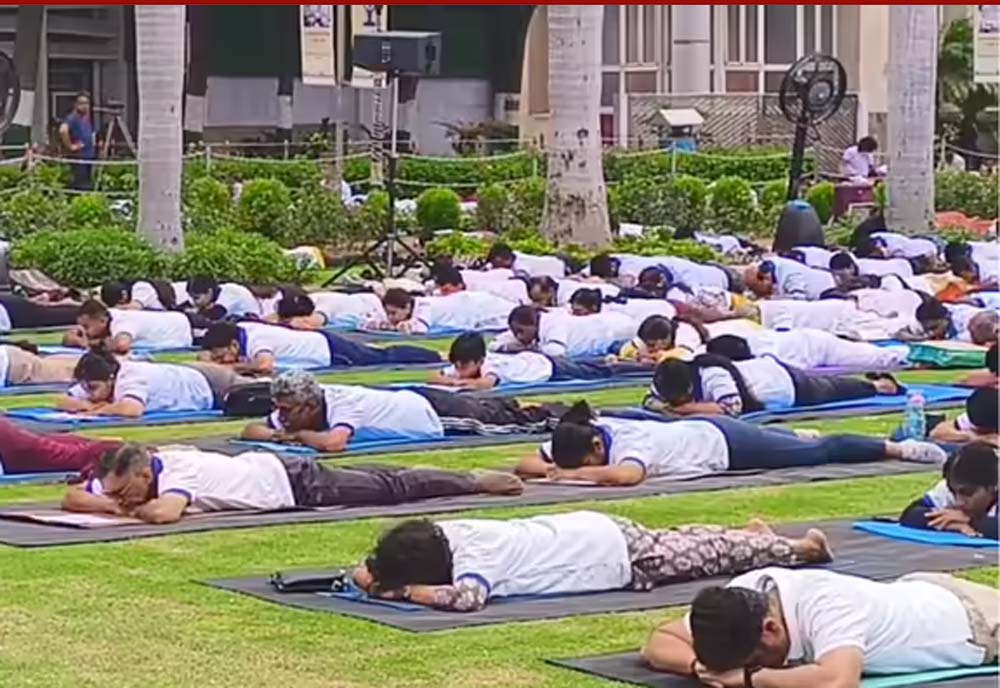 AIIMS में योग दिवस का आयोजन, डॉक्टरों और मरीजों ने मिलकर किया योग AIIMS में योग दिवस का आयोजन, डॉक्टरों और मरीजों ने मिलकर किया योग
