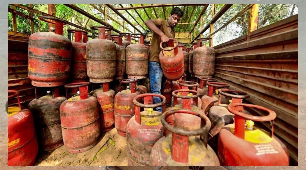 उज्ज्वला योजना के नियमों में बड़ा बदलाव, 10 करोड़ परिवारों पर पड़ेगा असर; LPG को लेकर सरकार का नया फैसला उज्ज्वला योजना के नियमों में बड़ा बदलाव, 10 करोड़ परिवारों पर पड़ेगा असर; LPG को लेकर सरकार का नया फैसला