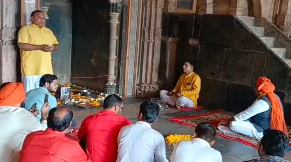 भोजशाला पहुंचे विधायक रामेश्वर शर्मा, बोले- मुस्लिम समाज सत्य स्वीकार कर धरोहर हिंदुओं को सौंपे भोजशाला पहुंचे विधायक रामेश्वर शर्मा, बोले- मुस्लिम समाज सत्य स्वीकार कर धरोहर हिंदुओं को सौंपे