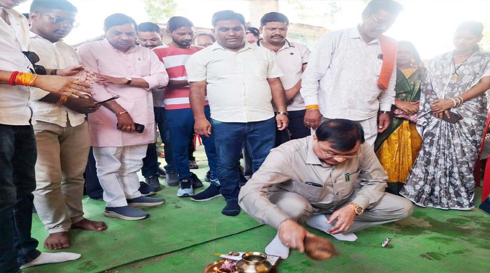 उद्योग मंत्री ने किया 40 लाख रूपए के सड़क डामरीकरण कार्य का शुभारंभ उद्योग मंत्री ने किया 40 लाख रूपए के सड़क डामरीकरण कार्य का शुभारंभ