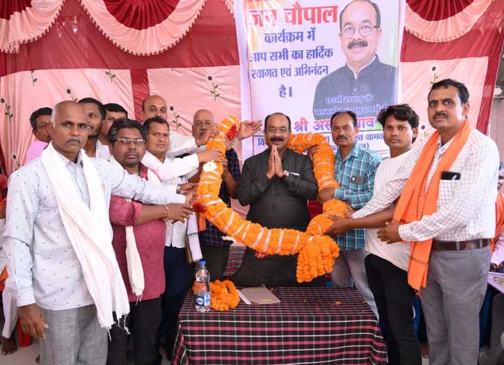 उप मुख्यमंत्री अरुण साव ने 5 गांवों में लगाई चौपाल उप मुख्यमंत्री अरुण साव ने 5 गांवों में लगाई चौपाल