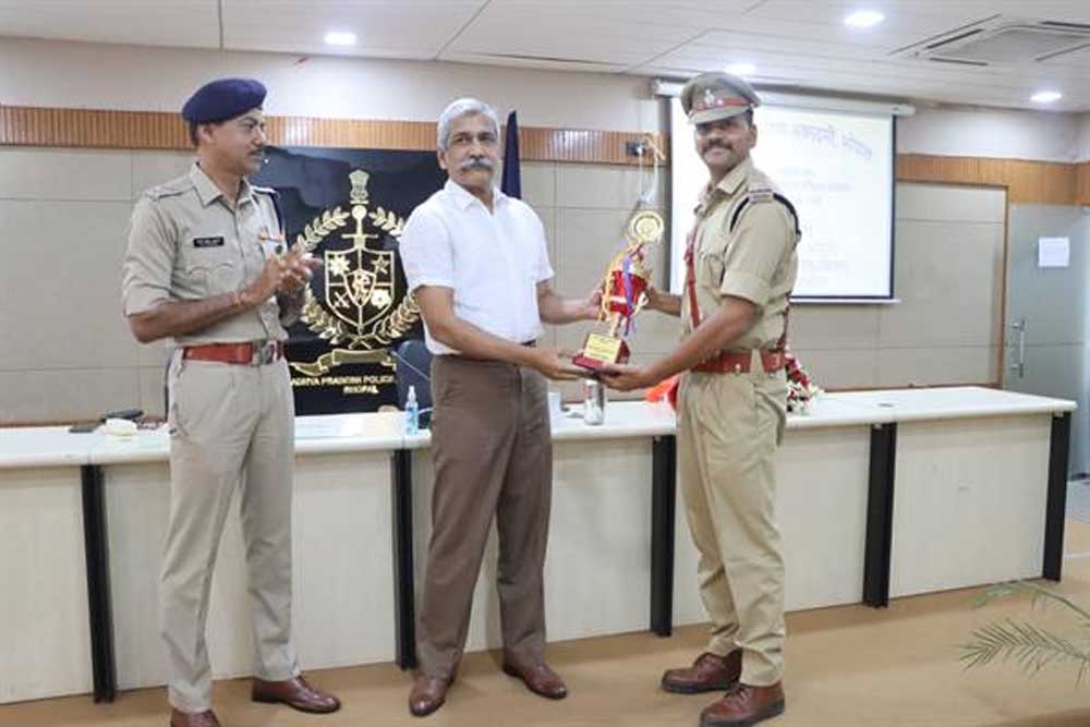 मध्य प्रदेश पुलिस अकादमी में परिवहन उप निरीक्षकों का बुनियादी प्रशिक्षण संपन्न मध्य प्रदेश पुलिस अकादमी में परिवहन उप निरीक्षकों का बुनियादी प्रशिक्षण संपन्न