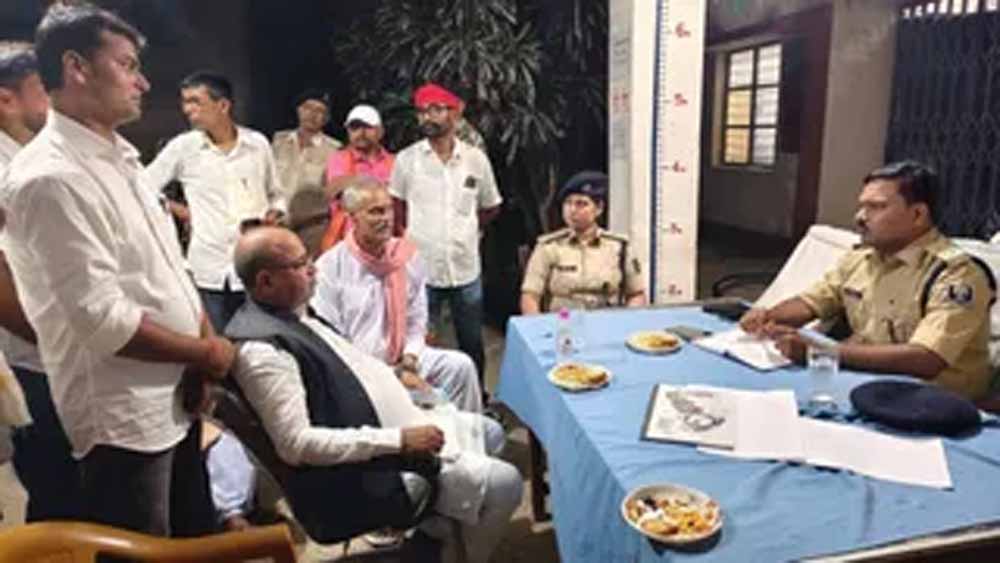 मंत्री के काफिले पर हमले का मास्टरमाइंड गिरफ्तार, 10 थानों की फोर्स ने 7 आरोपियों को दबोचा मंत्री के काफिले पर हमले का मास्टरमाइंड गिरफ्तार, 10 थानों की फोर्स ने 7 आरोपियों को दबोचा