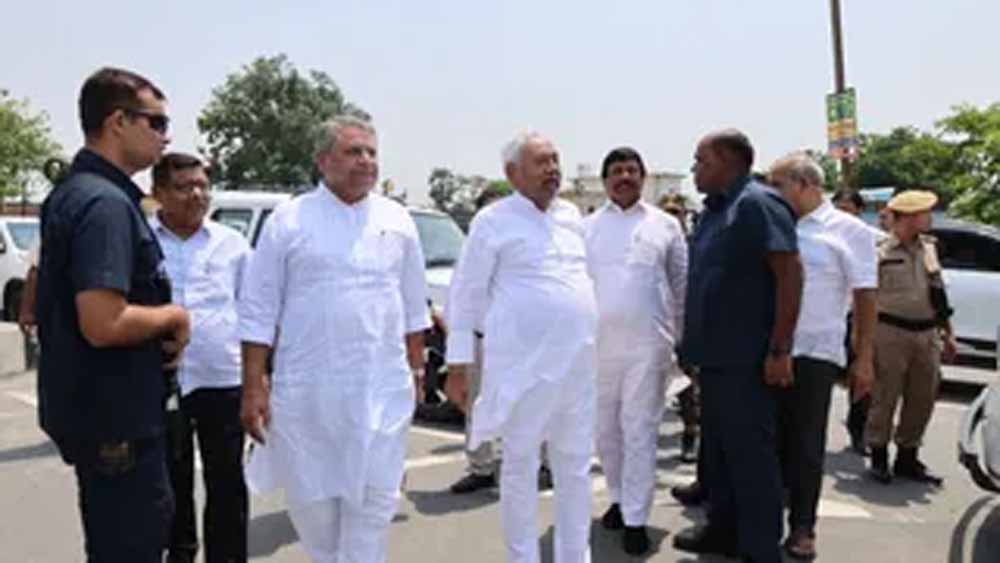 पटना-राजगीर सड़क प्रोजेक्ट का नीतीश ने लिया जायजा, अफसरों को दिया अल्टीमेटम पटना-राजगीर सड़क प्रोजेक्ट का नीतीश ने लिया जायजा, अफसरों को दिया अल्टीमेटम