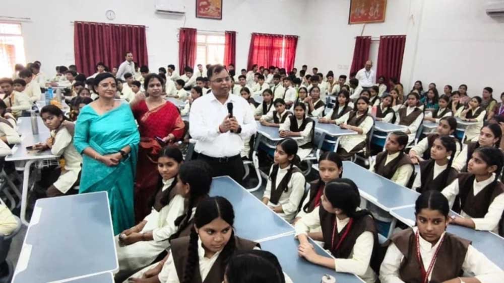 सड़क चौड़ीकरण में घर टूटने पर छात्रा का सवाल, इंदौर कलेक्टर से पूछा- विकास के नाम पर मकान तोड़ना जरूरी है क्या?