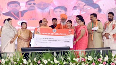 मुख्यमंत्री के हाथों मिला विकास योजनाओं का लाभ मुख्यमंत्री के हाथों मिला विकास योजनाओं का लाभ