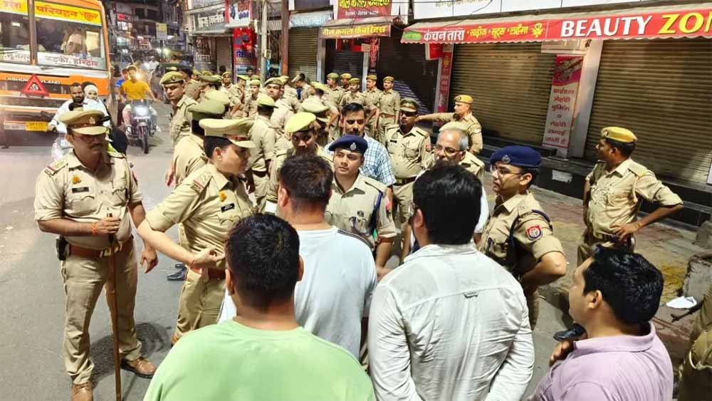 सुरक्षा के मद्देनजर बाहरी फेरी वालों का सत्यापन तेज, पुलिस की कड़ी निगरानी सुरक्षा के मद्देनजर बाहरी फेरी वालों का सत्यापन तेज, पुलिस की कड़ी निगरानी