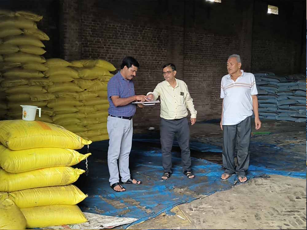 बिलासपुर में खाद माफियाओं पर बड़ी कार्रवाई, छापेमारी में पकड़ा गया अवैध स्टॉक