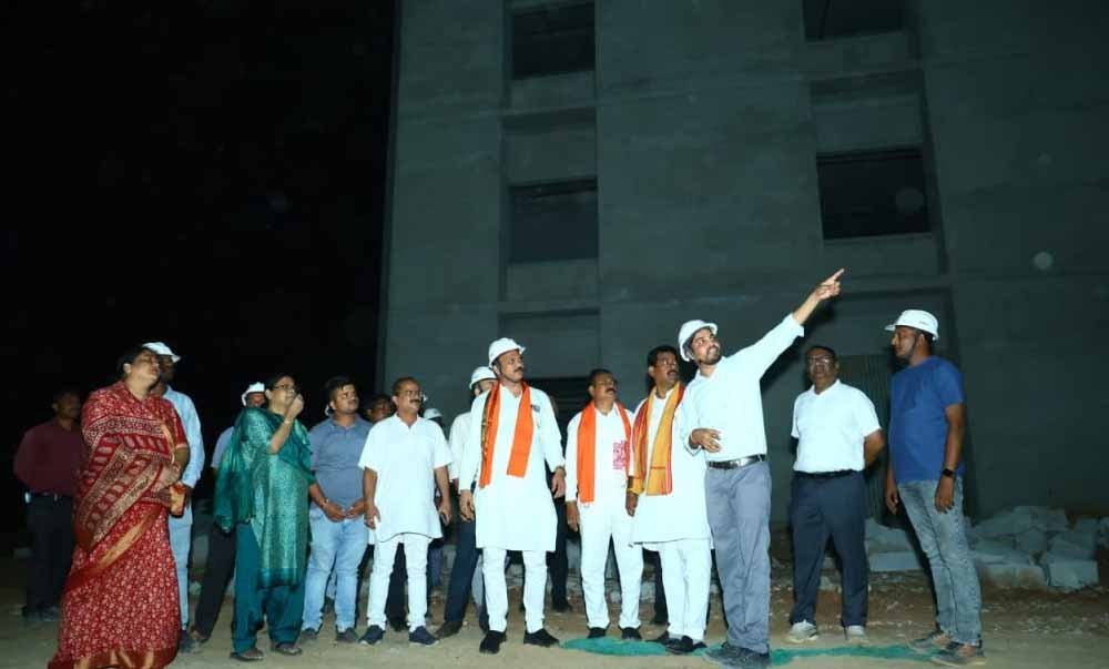 निर्माणाधीन मेडिकल कॉलेज पहुंचे स्वास्थ्य मंत्री जायसवाल, गुणवत्ता और तय समय में काम पूरा करने के दिए निर्देश