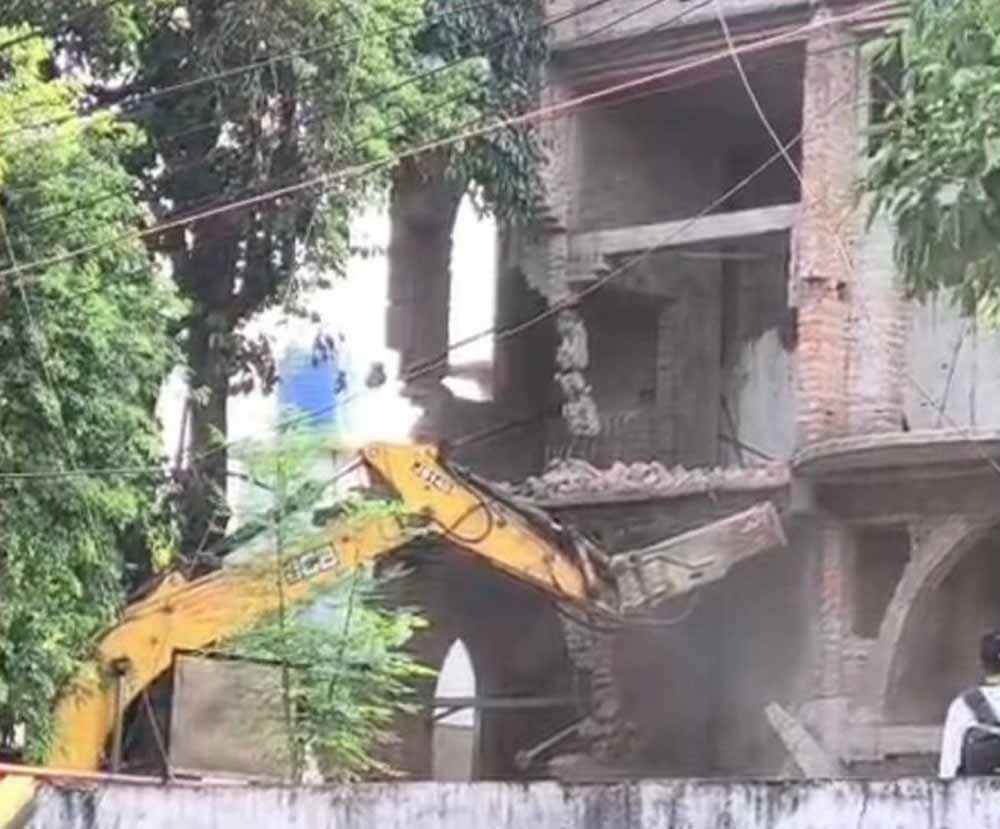 रायपुर के सेंट पॉल स्कूल परिसर में चला बुलडोजर, सामुदायिक भवन की आड़ में चर्च निर्माण का आरोप रायपुर के सेंट पॉल स्कूल परिसर में चला बुलडोजर, सामुदायिक भवन की आड़ में चर्च निर्माण का आरोप