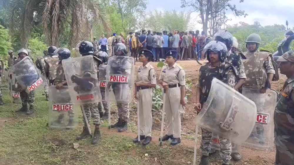 नारायणपुर में धर्मांतरित परिवारों को गांव छोड़ने का फरमान, घरों से बाहर फेंका सामान