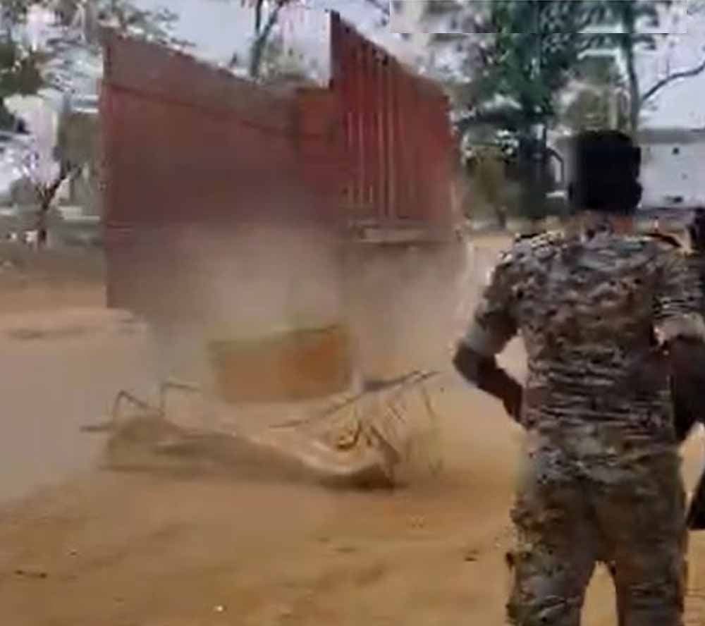 Mohla-Manpur में पुलिस बैरिकेड तोड़कर भागा ट्रक, दर्दनाक हादसे में मासूम की मौत