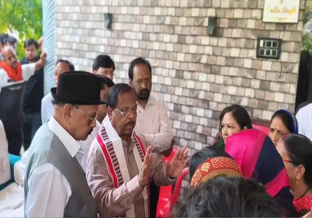 नौगई ट्रिपल मर्डर पीड़ितों से मिले विक्रमादित्य, आरोपियों के एनकाउंटर और संपत्ति कुर्की की मांग