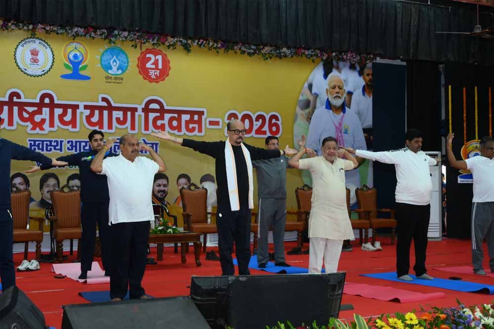 योग को जीवनशैली में शामिल करें, स्वस्थ और संतुलित जीवन की ओर बढ़ें: राज्यपाल रमन डेका योग को जीवनशैली में शामिल करें, स्वस्थ और संतुलित जीवन की ओर बढ़ें: राज्यपाल रमन डेका