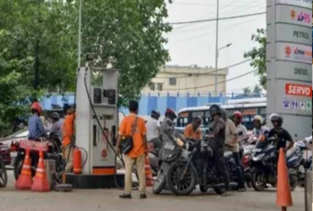 डब्बों में पेट्रोल-डीजल बेचने वालों पर कसेगा शिकंजा, छत्तीसगढ़ सरकार का बड़ा फैसला डब्बों में पेट्रोल-डीजल बेचने वालों पर कसेगा शिकंजा, छत्तीसगढ़ सरकार का बड़ा फैसला