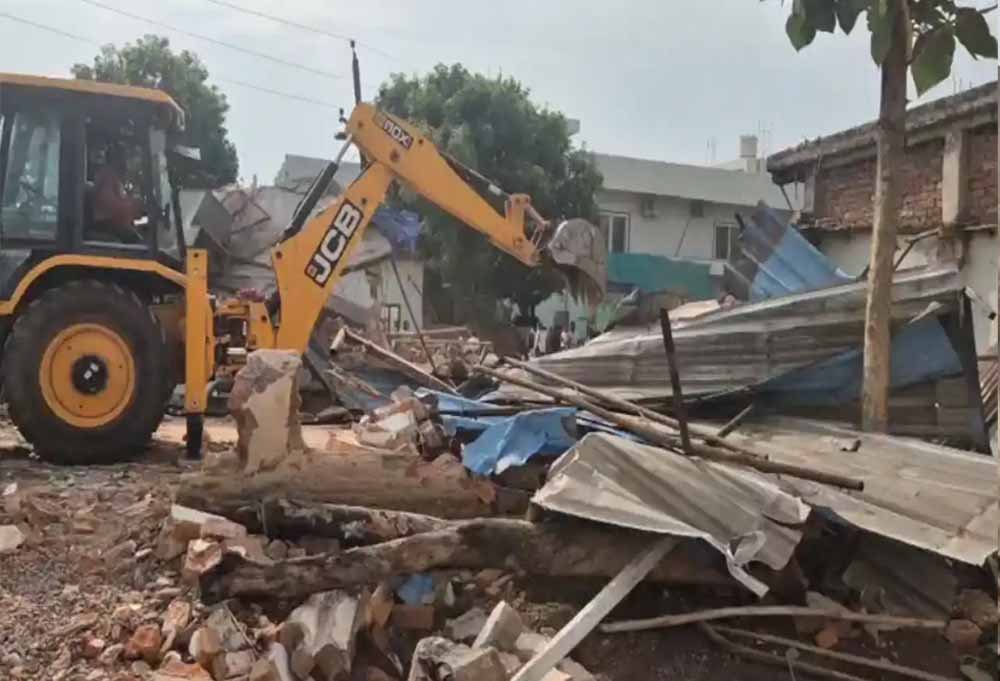 हाईकोर्ट के आदेश के बाद अवैध मदरसे पर चला बुलडोजर, नगर निगम की कार्रवाई से हड़कंप हाईकोर्ट के आदेश के बाद अवैध मदरसे पर चला बुलडोजर, नगर निगम की कार्रवाई से हड़कंप