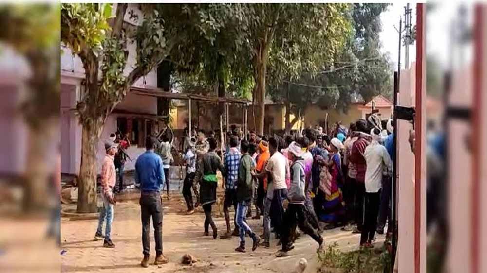 धर्मांतरण विवाद पर आमने-सामने आए ईसाई और आदिवासी समाज, गांव बना पुलिस छावनी धर्मांतरण विवाद पर आमने-सामने आए ईसाई और आदिवासी समाज, गांव बना पुलिस छावनी