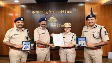 डीजीपी कैलाश मकवाणा से किलिमंजारो फतह करने वाली निरीक्षक मती दीपिका गौतम ने सौजन्य भेंट की डीजीपी कैलाश मकवाणा से किलिमंजारो फतह करने वाली निरीक्षक मती दीपिका गौतम ने सौजन्य भेंट की