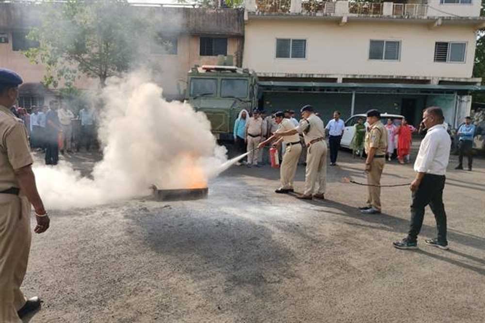 पुलिस मुख्यालय में सुरक्षाकर्मियों को दिया फायर सेफ्टी का प्रशिक्षण
