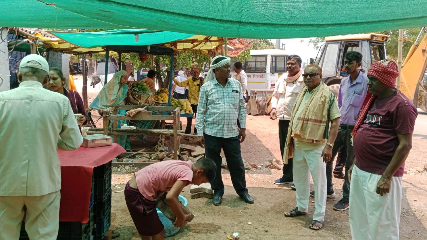 निगम की टीम ने चौहान टाउन से शासकीय शाला जुनवानी चौक तक हटाया अतिक्रमण