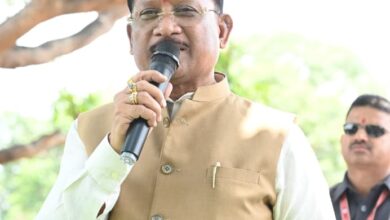 आम की छांव में मुख्यमंत्री की चौपाल: खाट पर बैठे, ग्रामीणों की सुनी बात, मौके पर दिए समाधान आम की छांव में मुख्यमंत्री की चौपाल: खाट पर बैठे, ग्रामीणों की सुनी बात, मौके पर दिए समाधान