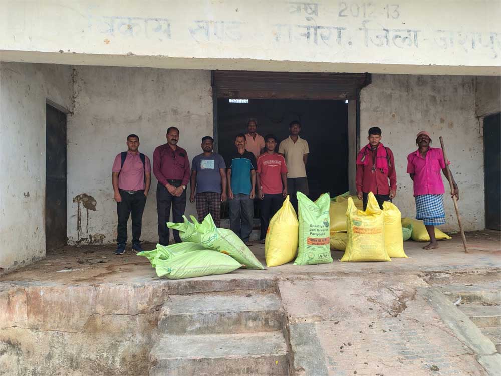 सरकार बनी किसानों की ताकत, जशपुर में रियायती दरों पर मिल रहे खाद-बीज