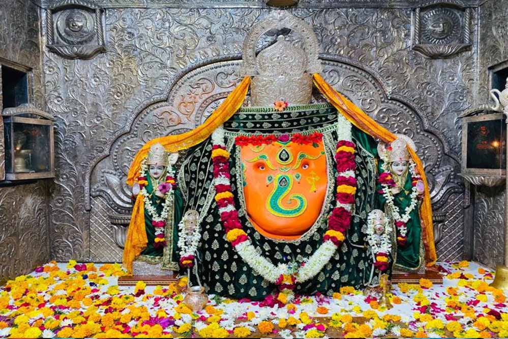 खजराना गणेश मंदिर में स्वर्णिम श्रृंगार, गणेशजी के साथ रिद्धि-सिद्धि भी पहनेंगी सोने के मुकुट खजराना गणेश मंदिर में स्वर्णिम श्रृंगार, गणेशजी के साथ रिद्धि-सिद्धि भी पहनेंगी सोने के मुकुट
