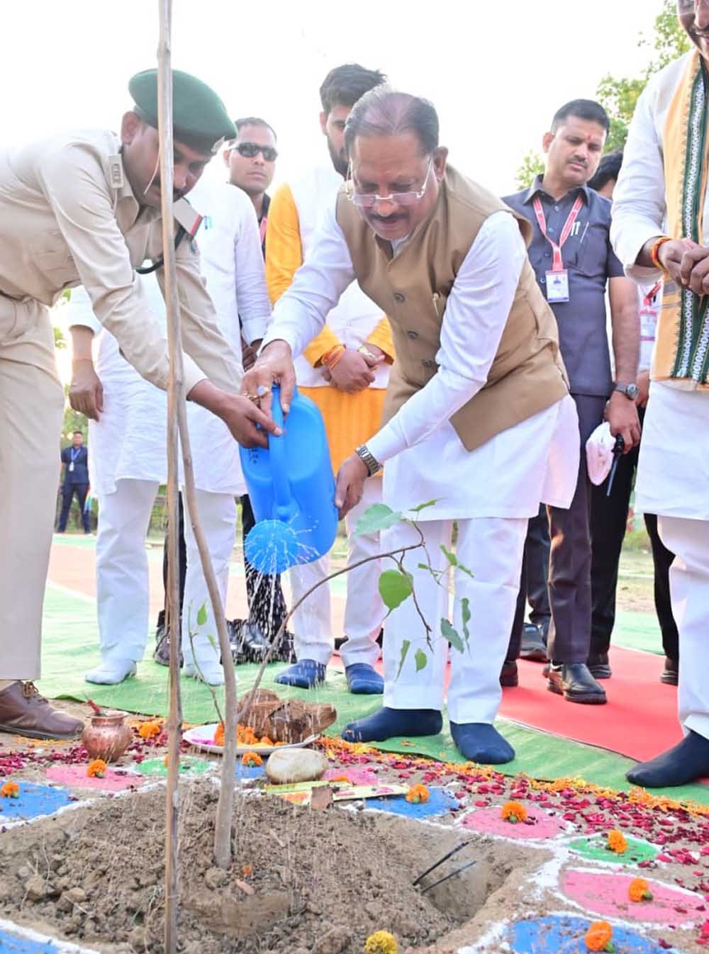 मुख्यमंत्री  विष्णु देव साय ने ‘एक पेड़ मां के नाम’ अभियान के तहत किया पीपल का पौधारोपण