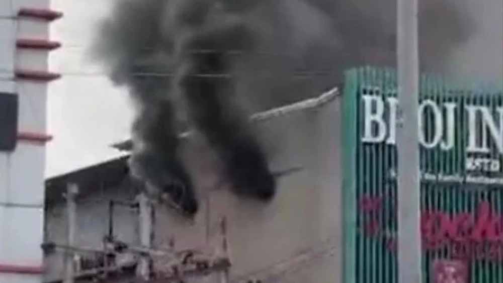 भोपाल के रेस्टोरेंट में भीषण आग, दो मंजिला इमारत को चपेट में लिया, दीवार तोड़कर पहुंचे दमकलकर्मी भोपाल के रेस्टोरेंट में भीषण आग, दो मंजिला इमारत को चपेट में लिया, दीवार तोड़कर पहुंचे दमकलकर्मी