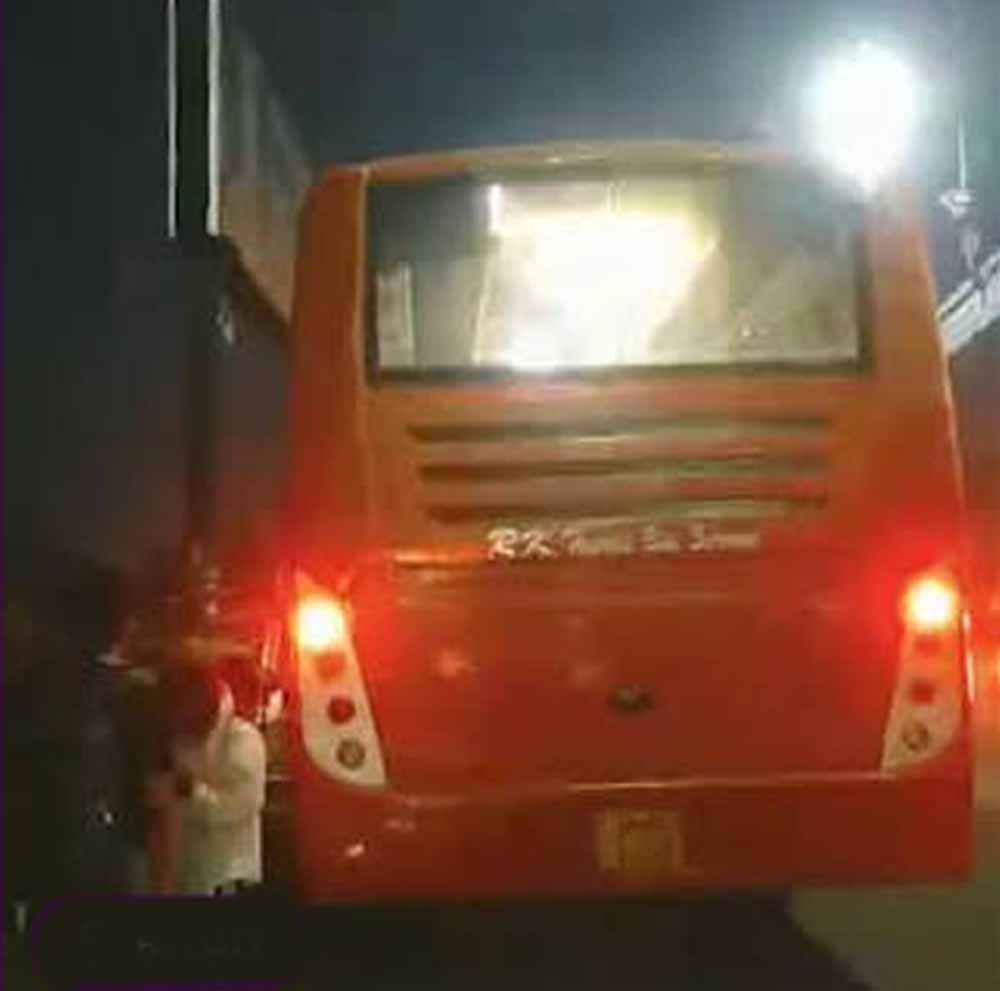 इंदौर-उज्जैन रोड पर बस पलटी, 20 यात्री घायल; शराब के नशे में मिला ड्राइवर