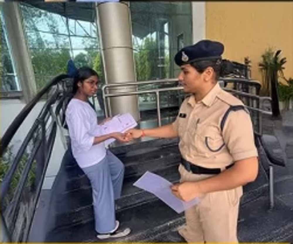 NEET परीक्षा में सख्ती: चोटी का क्लचर, बाली और कलावा तक उतरवाया, इंदौर में कड़ी जांच NEET परीक्षा में सख्ती: चोटी का क्लचर, बाली और कलावा तक उतरवाया, इंदौर में कड़ी जांच