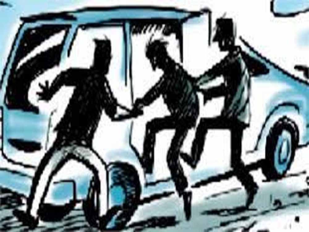जबलपुर में युवक का अपहरण कर मांगी फिरौती, बहन का वीडियो बनाने से रोकने पर की बेरहमी से मारपीट जबलपुर में युवक का अपहरण कर मांगी फिरौती, बहन का वीडियो बनाने से रोकने पर की बेरहमी से मारपीट