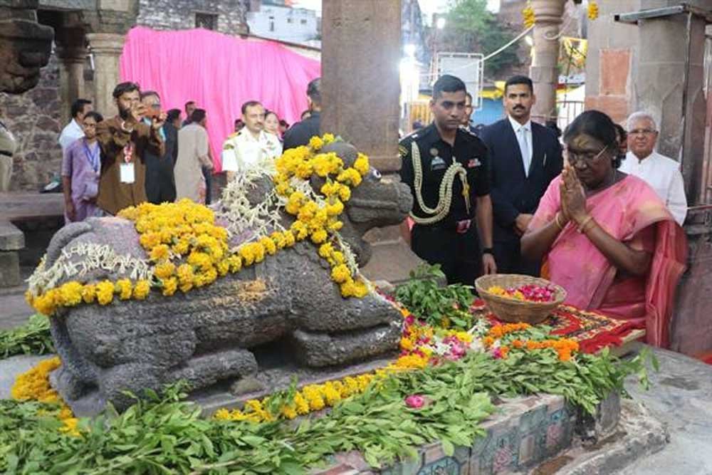 राष्ट्रपति मुर्मु ने ओंकारेश्वर तीर्थ और ज्योतिर्लिंग ममलेश्वर के दर्शन कर किया अभिषेक राष्ट्रपति मुर्मु ने ओंकारेश्वर तीर्थ और ज्योतिर्लिंग ममलेश्वर के दर्शन कर किया अभिषेक