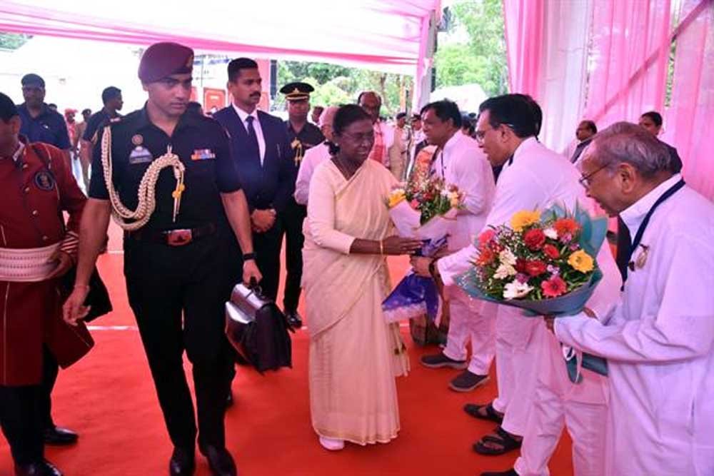 राष्ट्रपति मुर्मु का बैतूल प्रथम आगमन पर परम्परागत लोक नृत्य की प्रस्तुति से किया स्वागत राष्ट्रपति मुर्मु का बैतूल प्रथम आगमन पर परम्परागत लोक नृत्य की प्रस्तुति से किया स्वागत