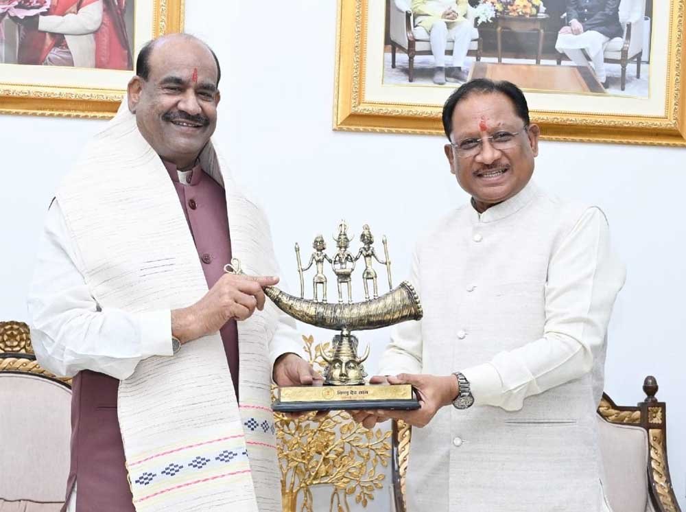 लोकसभा अध्यक्ष  ओम बिरला ने मुख्यमंत्री  विष्णु देव साय से की सौजन्य भेंट