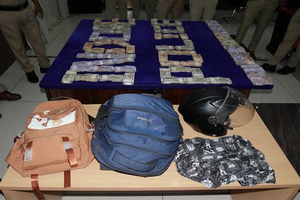 इंदौर पुलिस की बड़ी सफलता स्क्रैप व्यापारी के कर्मचारी से 29 लाख 65 हजार रुपए की लूट का खुलासा 03 आरोपी गिरफ्तार इंदौर पुलिस की बड़ी सफलता स्क्रैप व्यापारी के कर्मचारी से 29 लाख 65 हजार रुपए की लूट का खुलासा 03 आरोपी गिरफ्तार