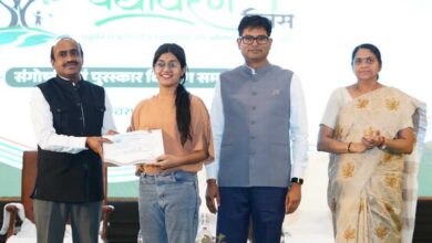 विश्व पर्यावरण दिवस पर आयोजित चित्रकला प्रतियोगिता के विजेताओं को मंत्री ओ.पी. चौधरी ने किया सम्मानित विश्व पर्यावरण दिवस पर आयोजित चित्रकला प्रतियोगिता के विजेताओं को मंत्री ओ.पी. चौधरी ने किया सम्मानित
