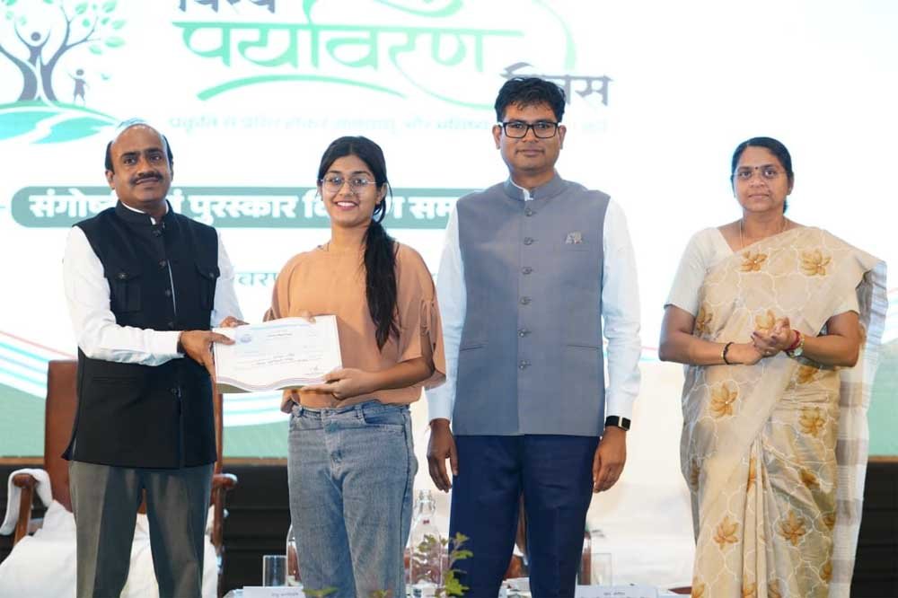 विश्व पर्यावरण दिवस पर आयोजित चित्रकला प्रतियोगिता के विजेताओं को मंत्री ओ.पी. चौधरी ने किया सम्मानित विश्व पर्यावरण दिवस पर आयोजित चित्रकला प्रतियोगिता के विजेताओं को मंत्री ओ.पी. चौधरी ने किया सम्मानित