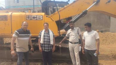 रेत माफियाओं पर प्रशासन का सख्त प्रहार अवैध उत्खनन में लगी पोकलेन मशीन जब्त, प्रदेशभर में निगरानी तेज रेत माफियाओं पर प्रशासन का सख्त प्रहार अवैध उत्खनन में लगी पोकलेन मशीन जब्त, प्रदेशभर में निगरानी तेज