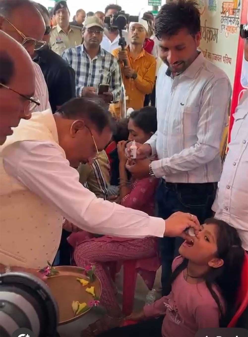द्रनाहू कुर्मी-क्षत्रिय समाज के केंद्रीय अधिवेशन में मुख्यमंत्री ने बच्चों को कराया स्वर्णप्राशन द्रनाहू कुर्मी-क्षत्रिय समाज के केंद्रीय अधिवेशन में मुख्यमंत्री ने बच्चों को कराया स्वर्णप्राशन