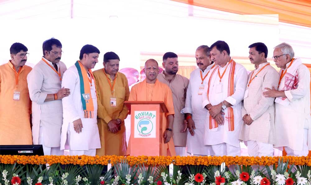 किसी ने उत्सव के रंग में भंग डाला तो वर्तमान के साथ भविष्य भी स्वाहा हो जाएगा: मुख्यमंत्री