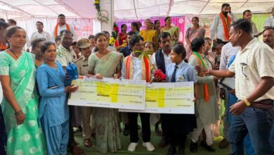 तेंदूपत्ता संग्राहक परिवारों की बेटियों ने रचा इतिहास, रुद्राणी-डालेश्वरी ने बढ़ाया बस्तर का मान