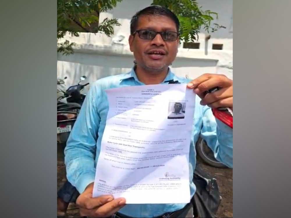 जनसमस्या निवारण शिविर में घनश्याम दास साहू को मिला नि:शुल्क लर्निंग ड्राइविंग लाइसेंस जनसमस्या निवारण शिविर में घनश्याम दास साहू को मिला नि:शुल्क लर्निंग ड्राइविंग लाइसेंस