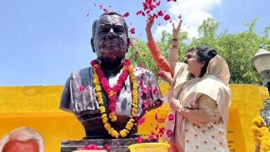 पूर्व मुख्यमंत्री स्व. बाबूलाल गौर की जयंती पर साकेत नगर में किया प्रतिमा का अनावरण