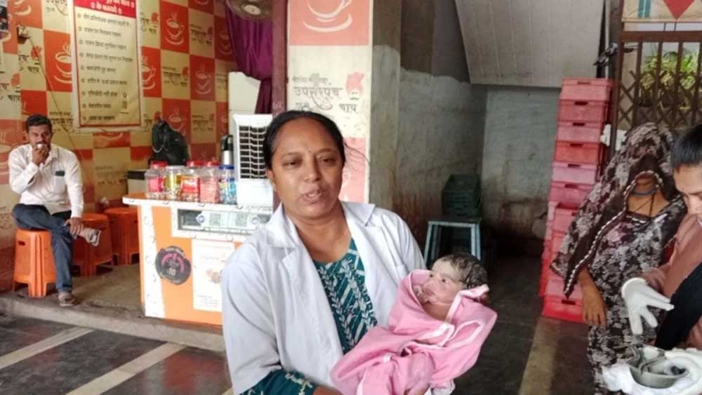 खरगोन में हैरान करने वाली घटना: सार्वजनिक शौचालय में महिला ने दिया बच्चे को जन्म खरगोन में हैरान करने वाली घटना: सार्वजनिक शौचालय में महिला ने दिया बच्चे को जन्म