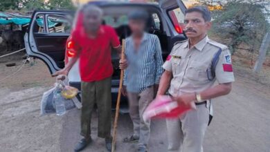 खंडवा के डायल-112 हीरोज रास्ता भटके 80 वर्षीय बुजुर्ग को सुरक्षित परिजनों से मिलाया खंडवा के डायल-112 हीरोज रास्ता भटके 80 वर्षीय बुजुर्ग को सुरक्षित परिजनों से मिलाया