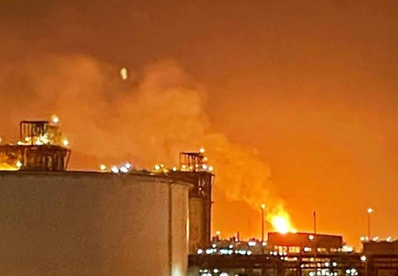 कतर के LNG प्लांट में मौत का धमाका: 13 की दर्दनाक मौत, भारत-पाकिस्तान के नागरिक भी हादसे का शिकार कतर के LNG प्लांट में मौत का धमाका: 13 की दर्दनाक मौत, भारत-पाकिस्तान के नागरिक भी हादसे का शिकार