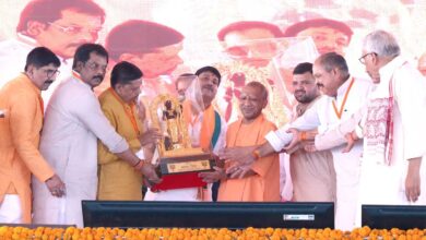 मंच पर मुख्यमंत्री के आने के बाद से पंडाल में गूंजता रहा जय राम व बुलडोजर बाबा का जयघोष मंच पर मुख्यमंत्री के आने के बाद से पंडाल में गूंजता रहा जय राम व बुलडोजर बाबा का जयघोष